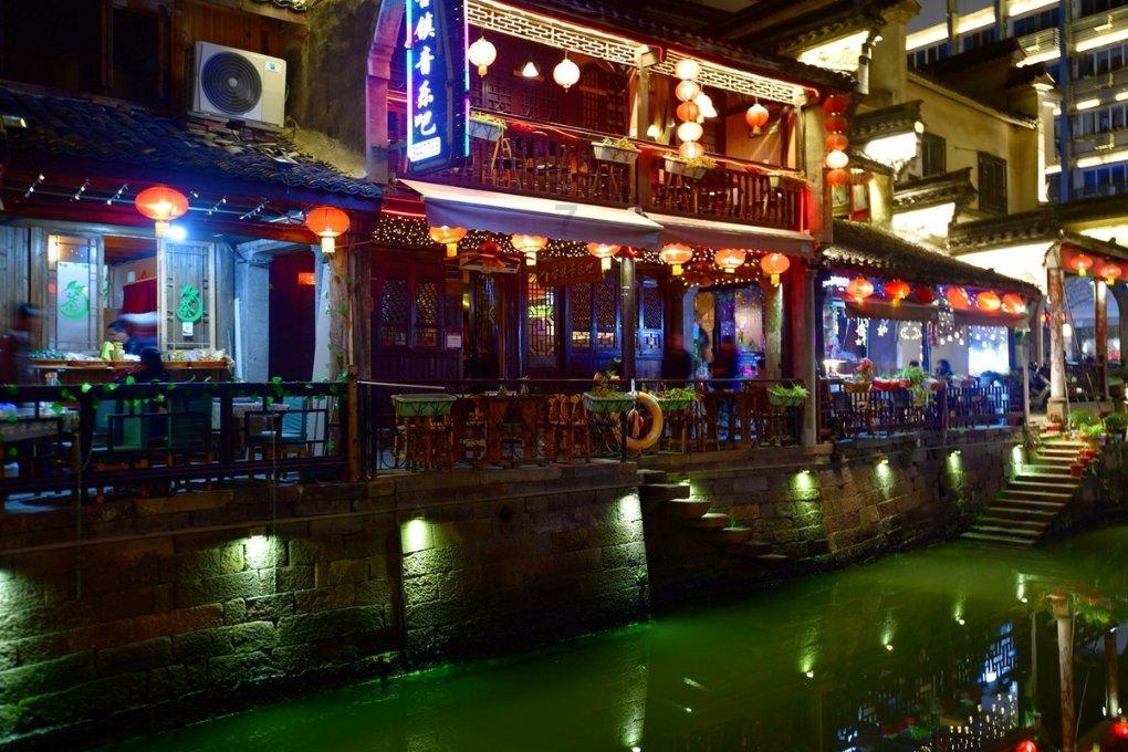 笑脸球的冒险之旅